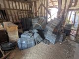 un gros tas de bois au milieu d'une pièce