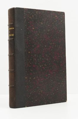 un vieux livre posé sur une surface blanche