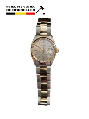 une photo d'une montre-bracelet pour femme avec un bracelet en or et en argent