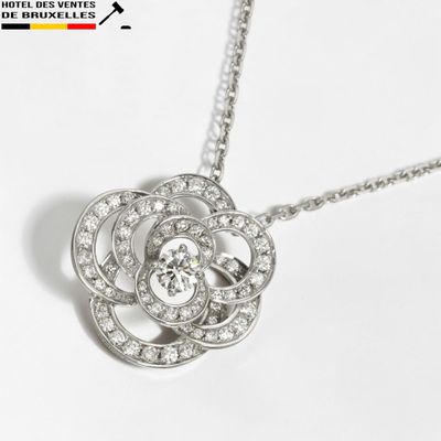 collier plaqué argent orné d'un motif floral et d'un diamant au centre