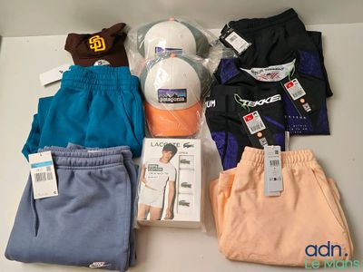 plusieurs objets posés ensemble sur une table
