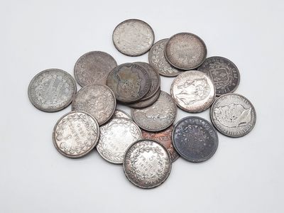 une pile de vieilles pièces de monnaie sur une surface blanche