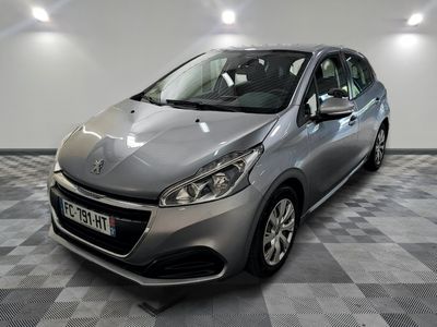 la voiture argentée est garée sur un sol en damier dans le garage