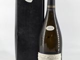 la bouteille de vin se trouve à côté de la boîte noire