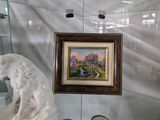 une photo d'un tableau accroché au mur d'une salle de bains