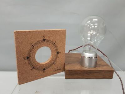 MORRIS Simon. Lampe à lévitation.
