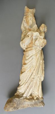 statue en marbre représentant une femme tenant un bébé dans ses bras