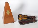 un violon et un étui à violon placés l'un à côté de l'autre