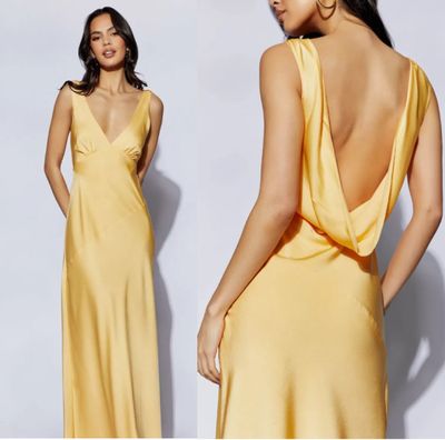 le dos d'une femme en robe jaune