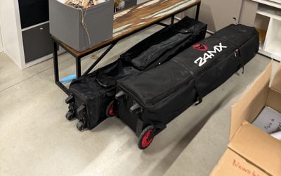 un sac noir posé sur un chariot dans une pièce