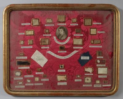une photo d'un tableau représentant une femme, sur fond rouge