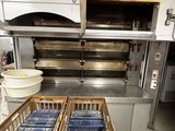 Plusieurs paniers remplis de provisions sont empilés les uns sur les autres dans une cuisine