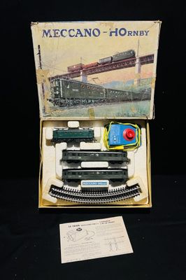 une boîte contenant un train sur une table