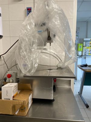 une machine posée sur une table dans une pièce