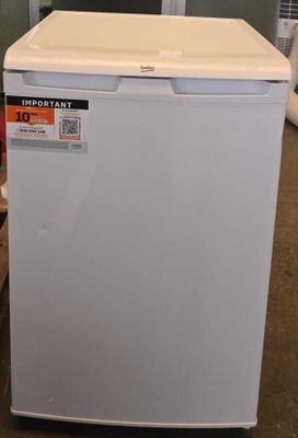 image d'un petit réfrigérateur blanc dans une pièce