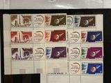 une photo d'une photo d'une station spatiale sur laquelle figurent des timbres