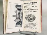 un livre ouvert sur lequel figure le dessin d'un bâtiment