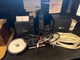 tout un tas d'appareils électroniques posés sur une table