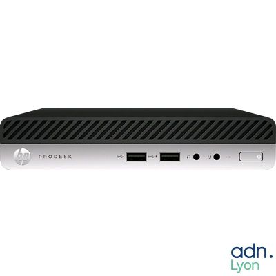 L'ordinateur de bureau HP ProDesk est allumé et prêt à l'emploi.