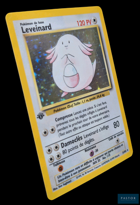 une carte Pokémon sur laquelle figure l'image d'un personnage Pokémon