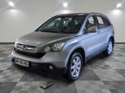 une photo d'une Honda CR-V argentée posée sur un sol à damier