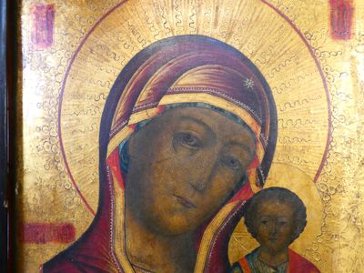 une image d'un tableau représentant une femme tenant un enfant dans ses bras