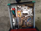 un tiroir rempli d'outils divers dans un garage