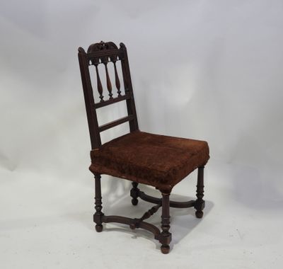 une image représentant une chaise avec une assise marron sur fond blanc