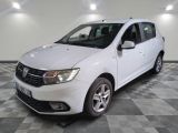 une photo d'une dacia blanche garée dans un garage