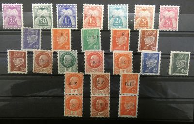une collection de timbres exposée dans une vitrine