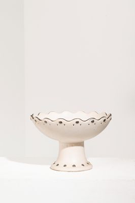 un bol blanc posé sur une table blanche