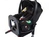 le siège auto pour bébé est fixé à l'arrière du siège de voiture