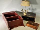 une lampe, une boîte et une lampe posée sur une table