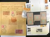 beaucoup de timbres et de cartes postales sur la table