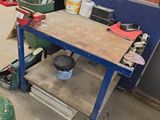 une photo d'un établi dans un garage avec de nombreux outils