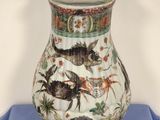 un vase posé sur un tissu bleu