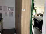 vue d'une cuisine équipée d'un évier, d'une cuisinière et d'un réfrigérateur