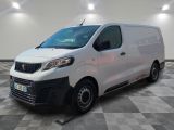 la camionnette blanche est garée sur le sol en damier d'une pièce