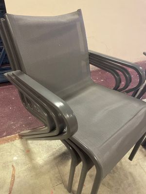 trois chaises assises l'une à côté de l'autre sur le sol