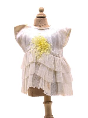 une robe sur un mannequin, ornée d'une fleur jaune