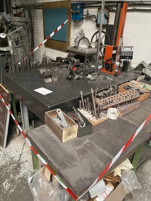 un établi avec de nombreux outils