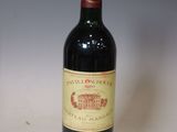 une bouteille de vin posée sur une table