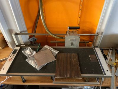 une machine posée sur une table