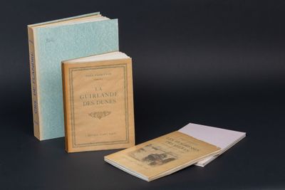 deux livres posés l'un à côté de l'autre sur une surface noire