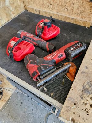 Trois outils sont posés sur une table au milieu d'une pièce