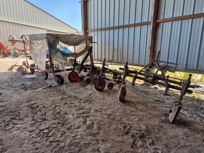un tracteur qui est à l'arrêt dans la boue