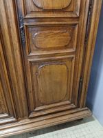 VENTE VOL : Armoire à deux portes, en chêne massif, dotée de… (photo 3)