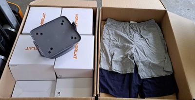 114 / 1 palette de 61 kg de shorts, supports, chapeaux…