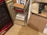 plein de cartons, les uns à côté des autres, par terre dans la cuisine