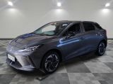 Une Toyota C-HR grise est garée sur un sol à damier